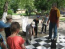 Шахматная доска. На территории детского сада создана шахматная доска и имеются объемные фигуры для игры в шахматы.