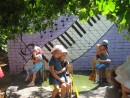 Музыкальная тропа. На музыкальной тропе в летний период проводятся музыкальные занятия с детьми, организуются встречи с артистами театра "Сахарок".