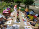Летний период. На участке созданы условия для художественного творчества детей.