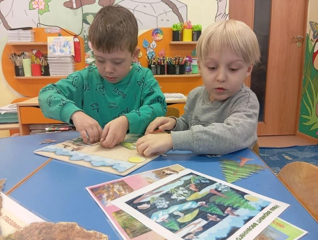 Дети собирают весенний пейзаж