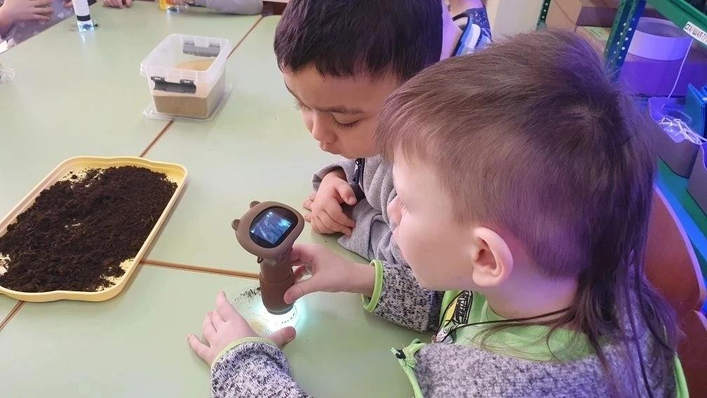 Дети смотрят в микроском