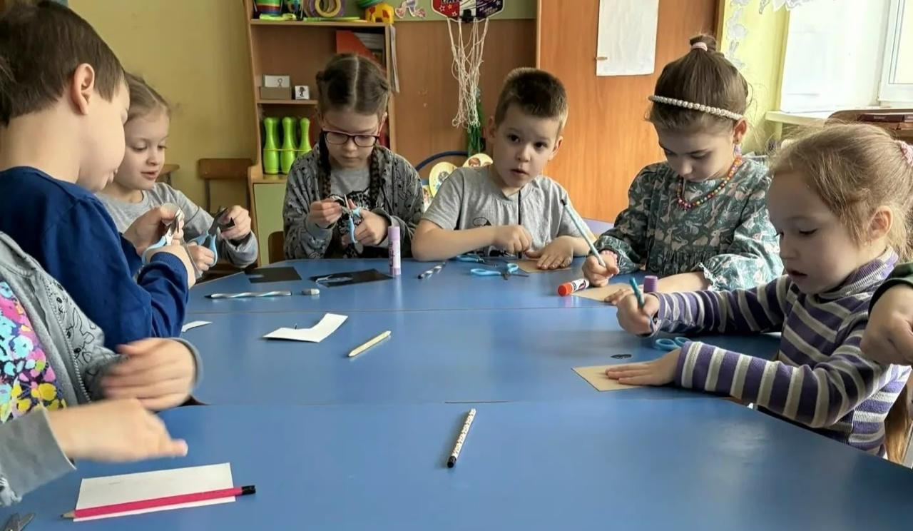 Дети выполняют аппликацию