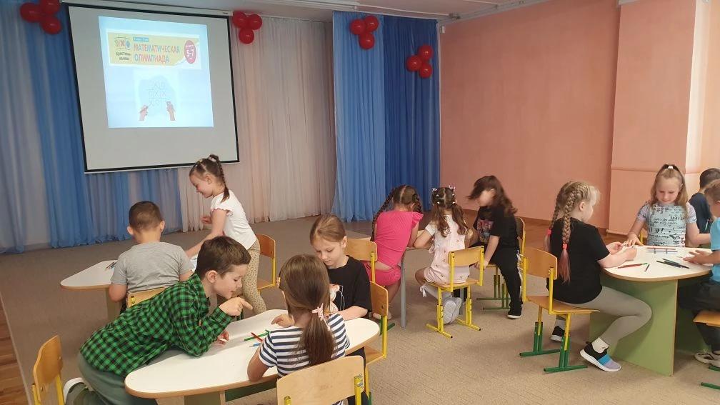 Ребята выполняют задания олимпиады "Крестики- нолики"