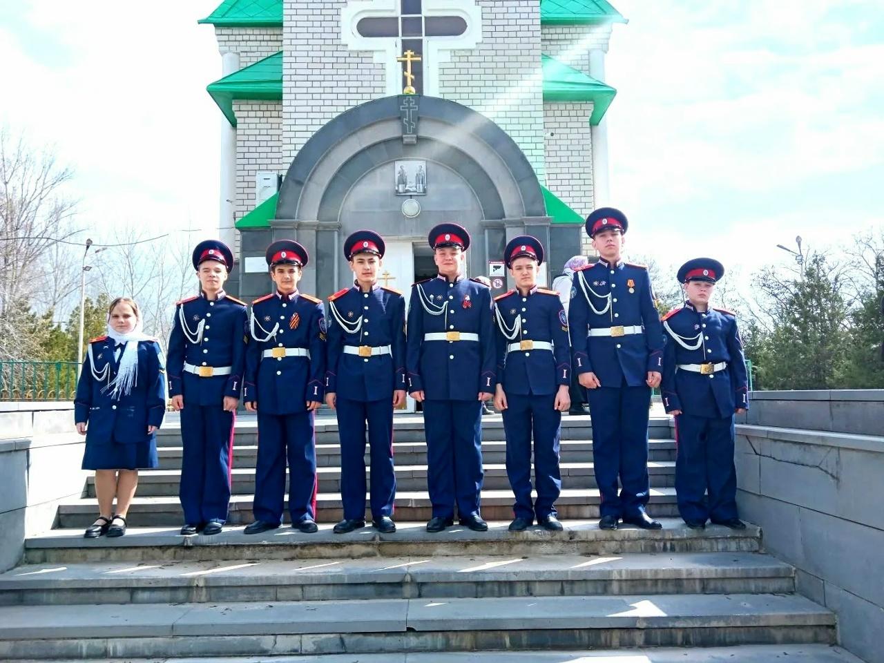 Кадеты у входа в храм Святых Флора и Лавра