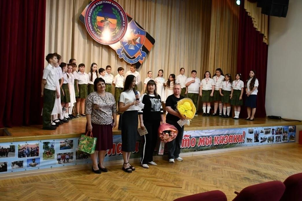У сцены родители выпускников
