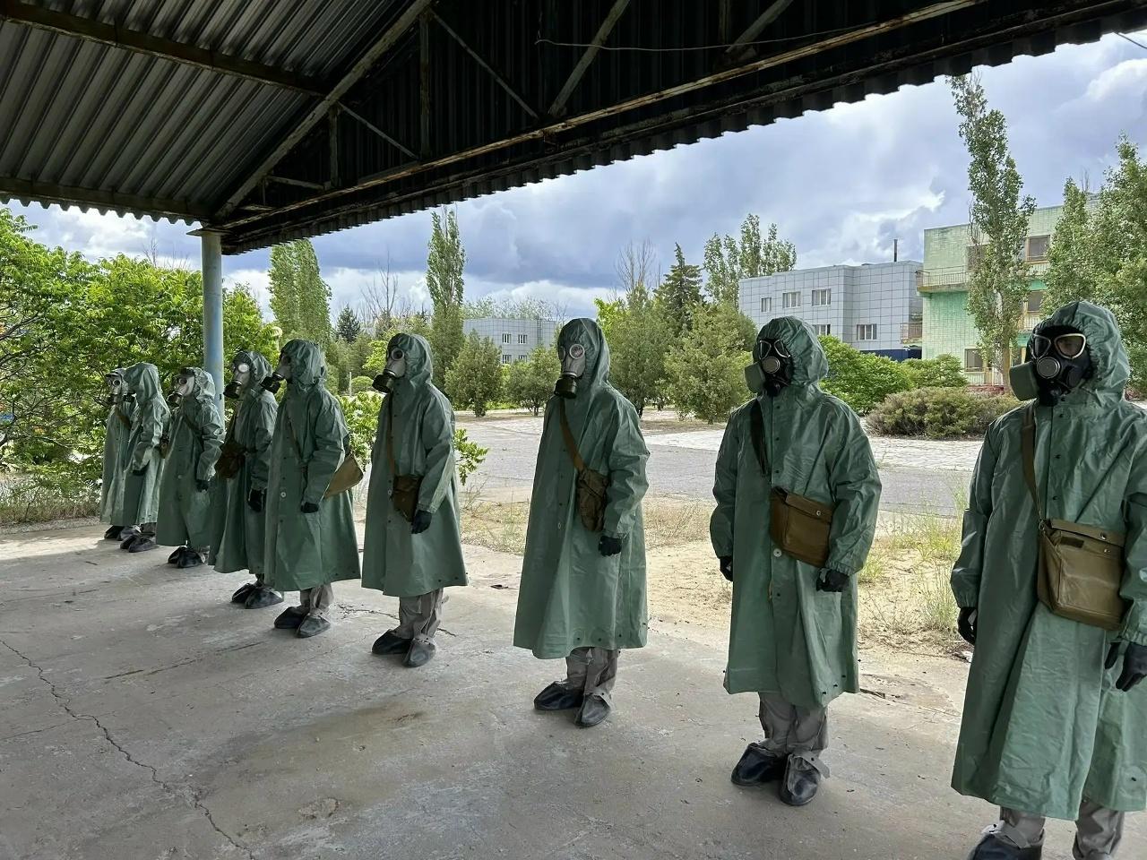 на фото кадеты в химической защите и проивогазах