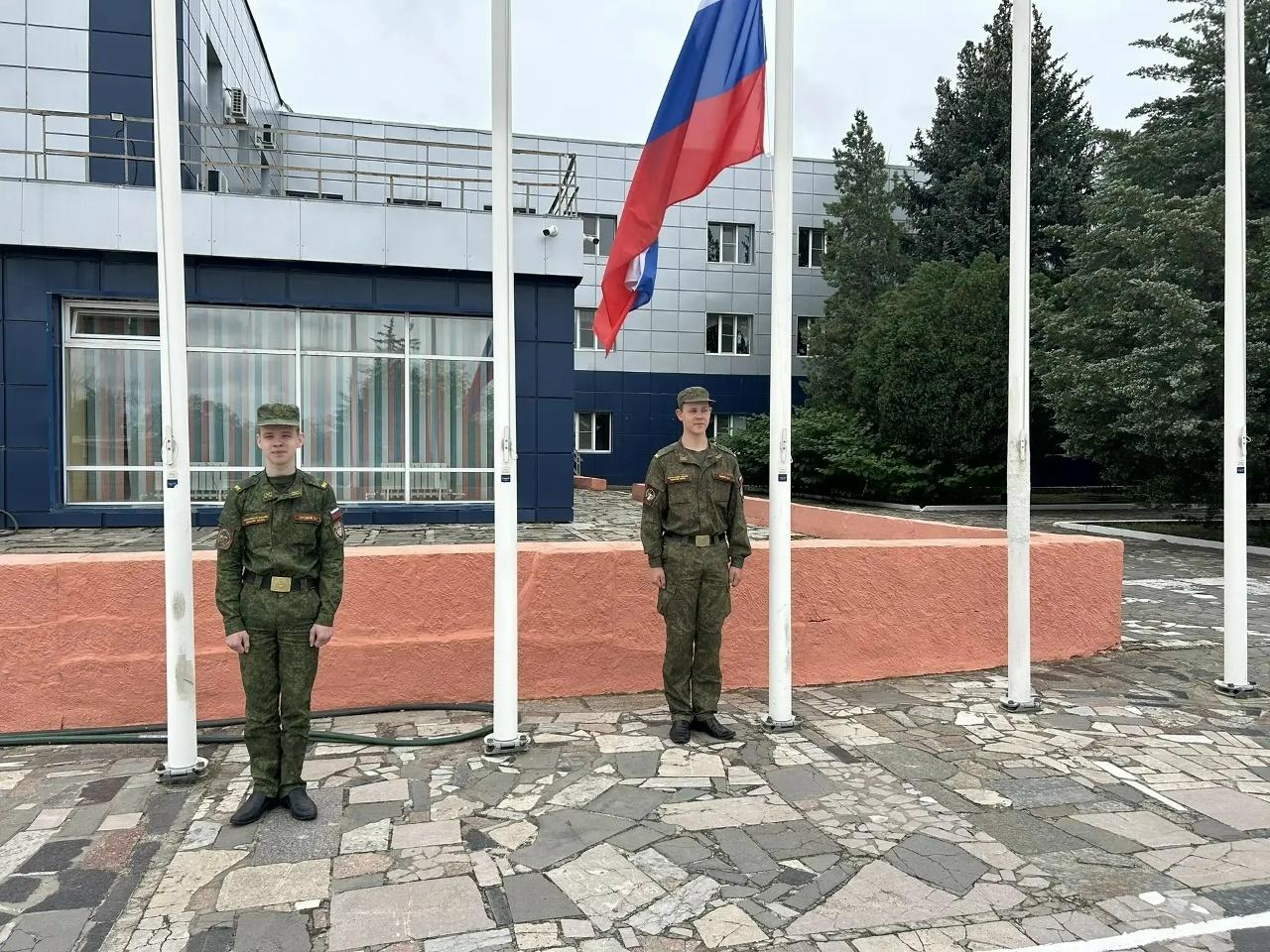 КАДЕТЫ НА ПОДЪЕМЕ ФЛАГА