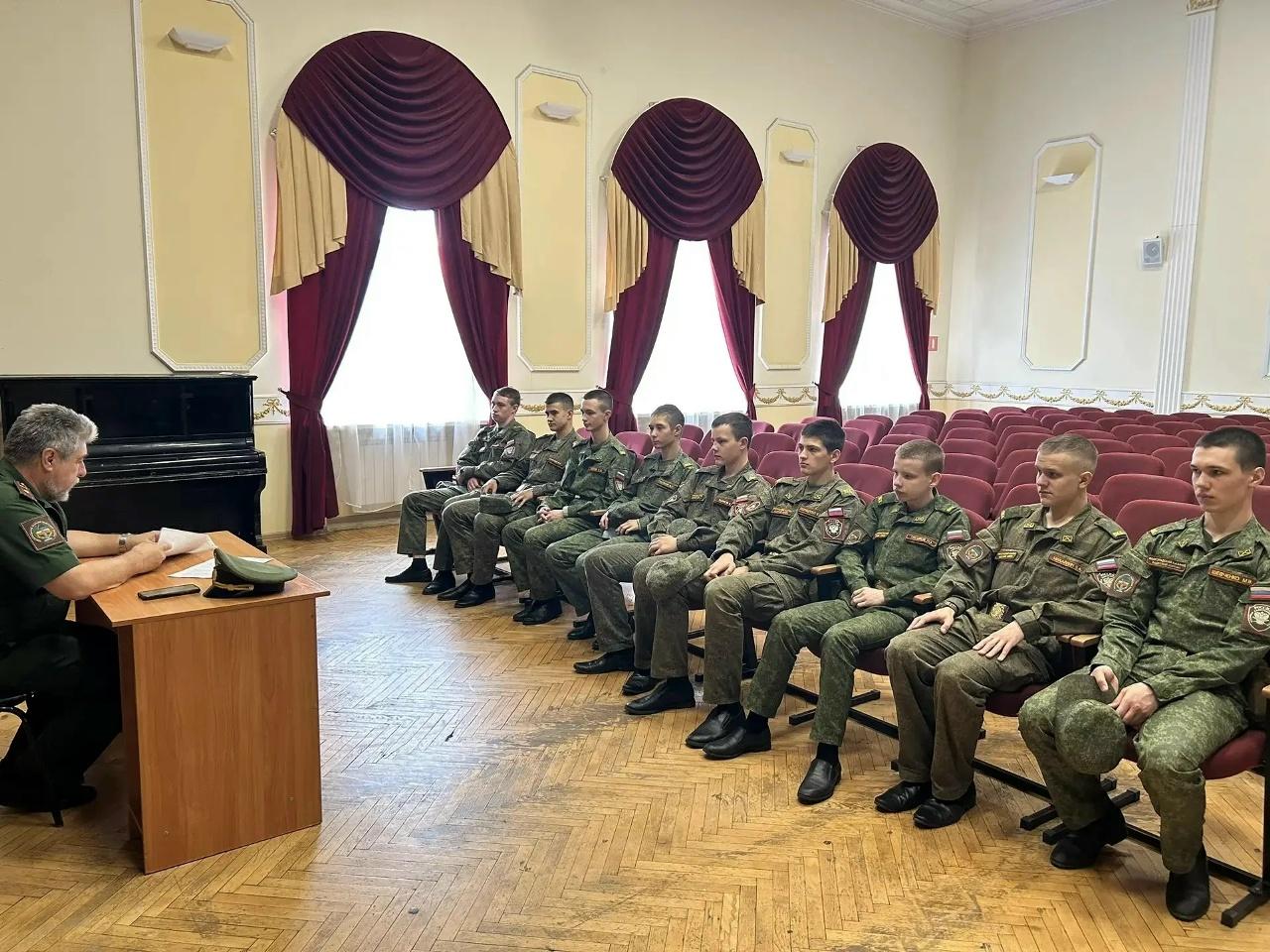 На фото воспитатель Дидюкин В.В. и кадеты в актовом зале