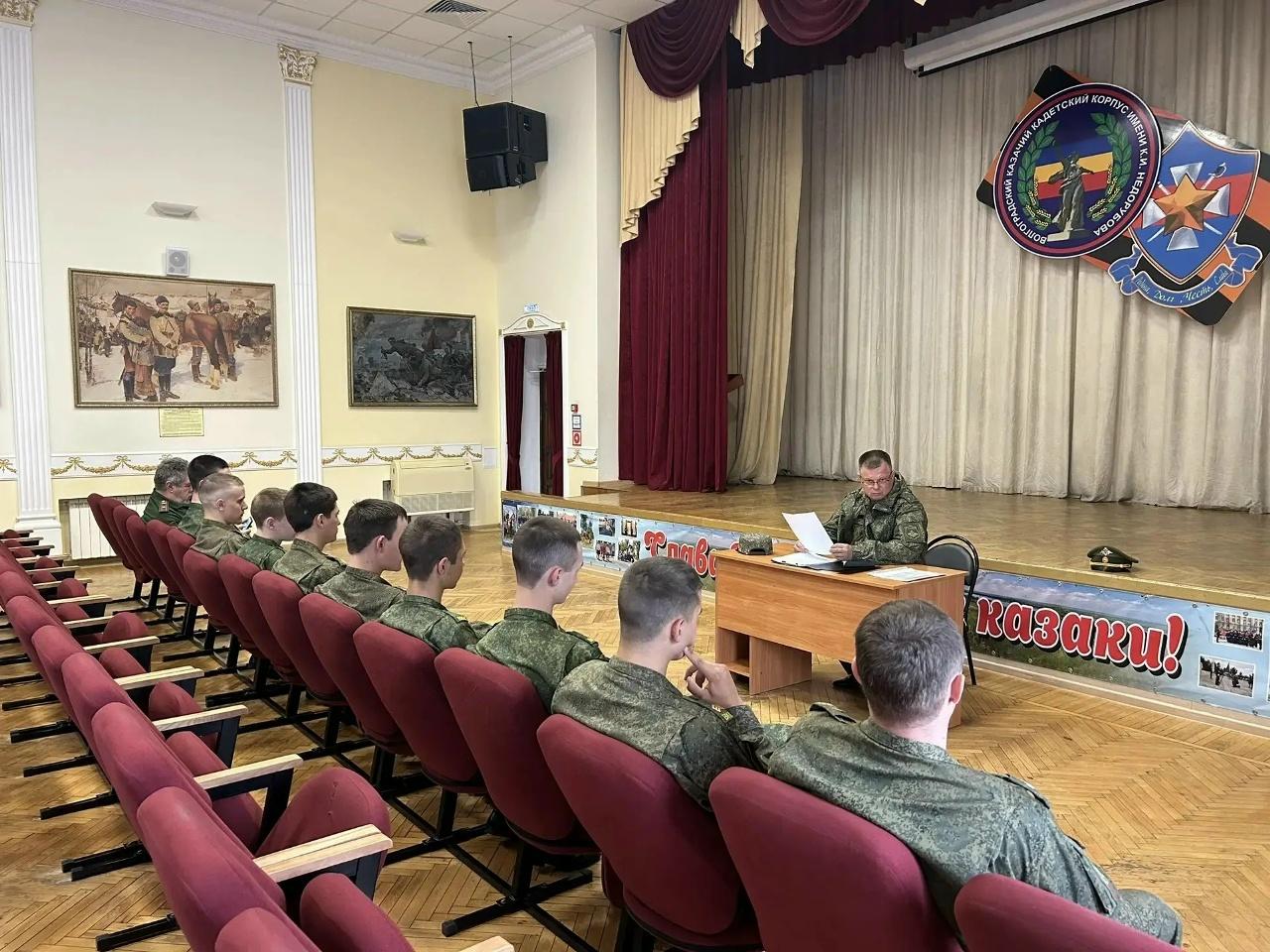 На фото Кобышев И.А. и кадеты