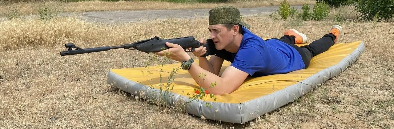 кадет в положении лежа на стрельбах