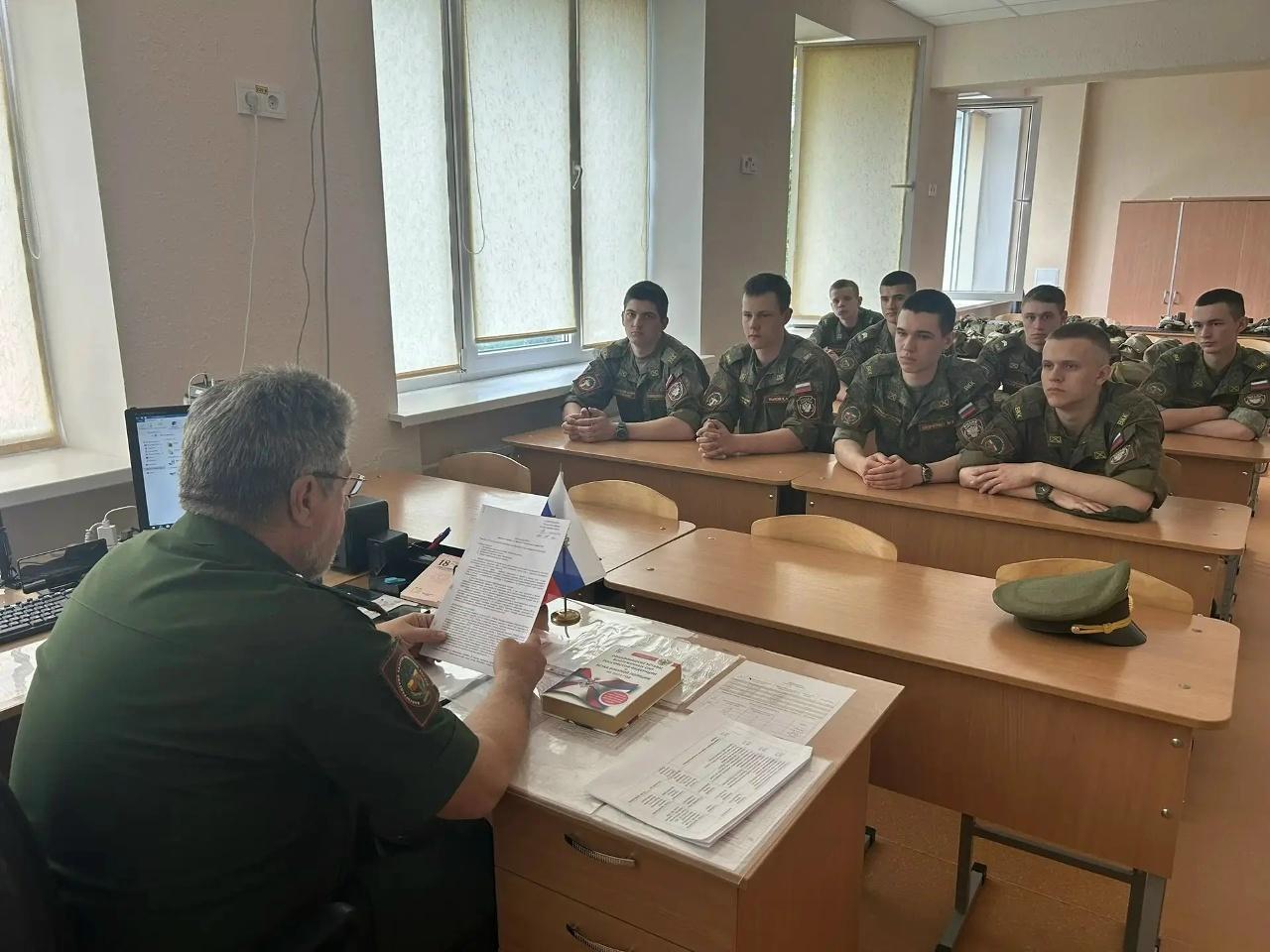 кадеты в учебном классе