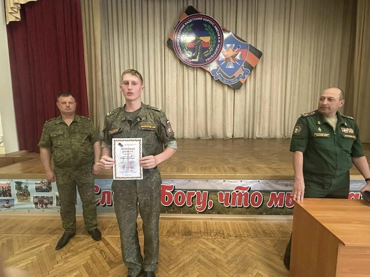 На снимке Кобышев И.А. Клочков И.А. вручаю грамоту кадету