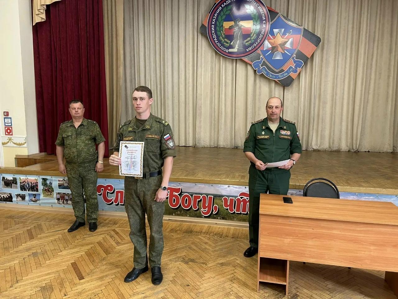 На снимке Кобышев И.А. Клочков И.А. вручаю грамоту кадету