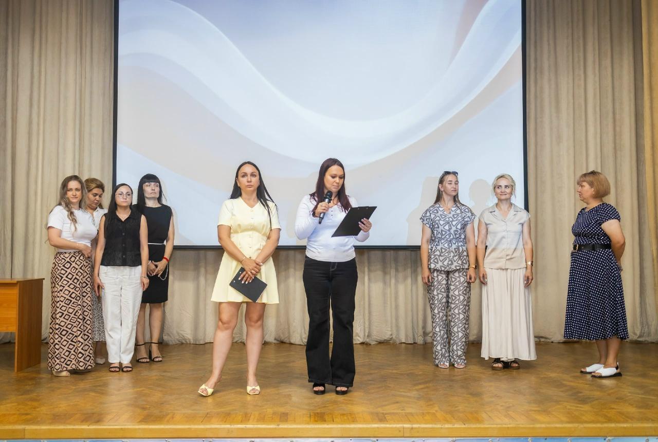 Родители выпускников на сцене