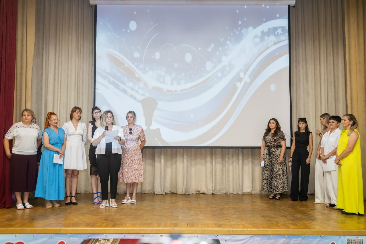 Родители выпускников на сцене