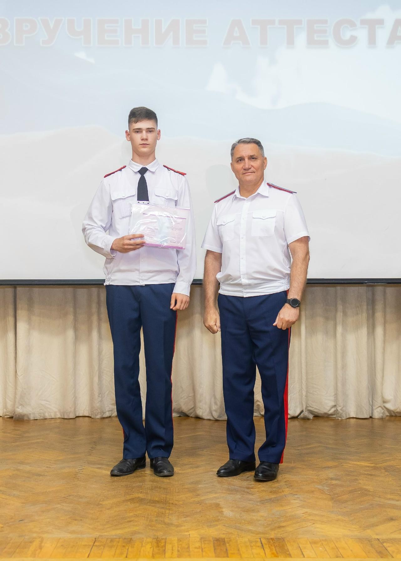 На сцене Исаков С.В.и выпускник