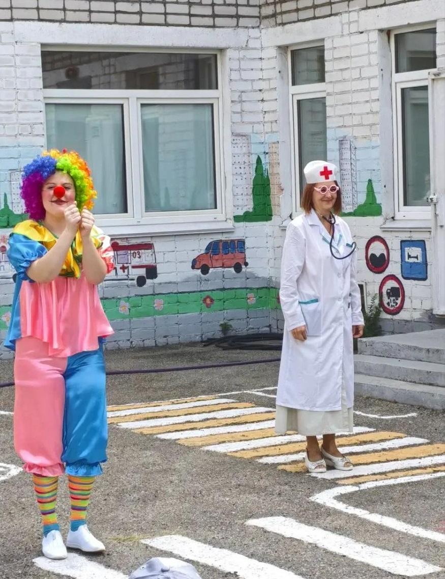 Клоунесса и доктор Айболит в гостях у ребят