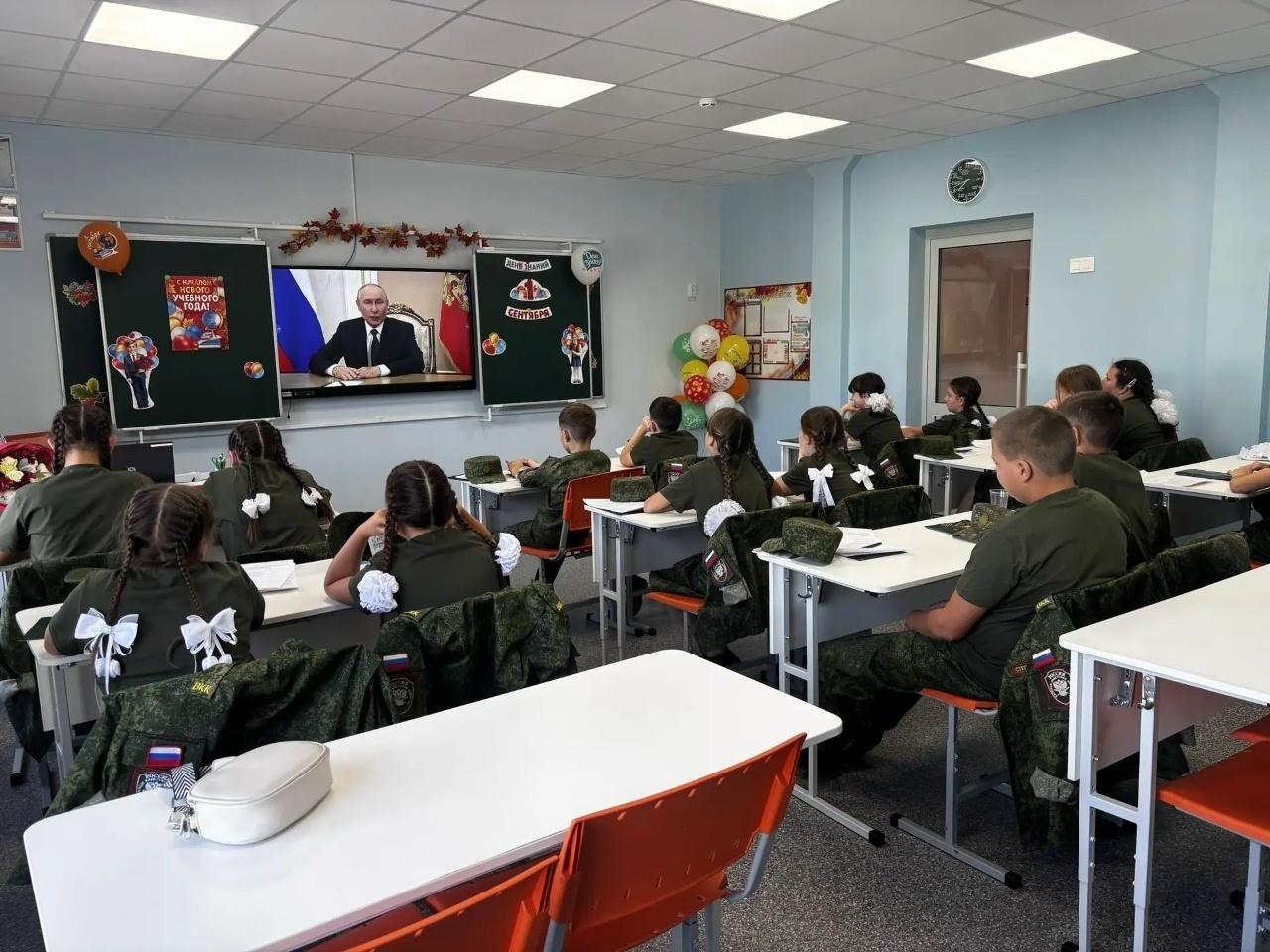 Кадеты слушают поздравление Президента РФ