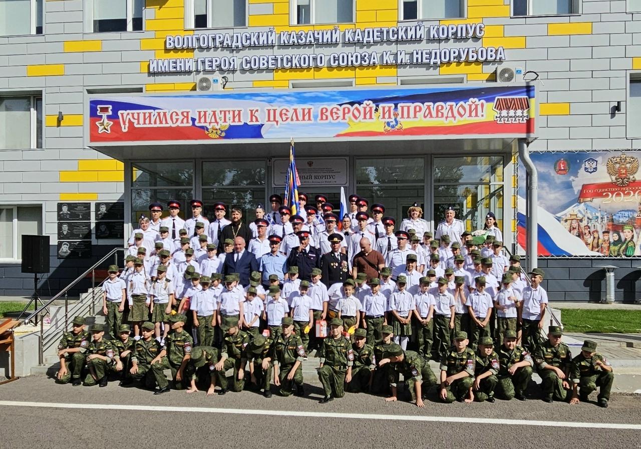 Гости Корпуса и кадеты у входа в школу!