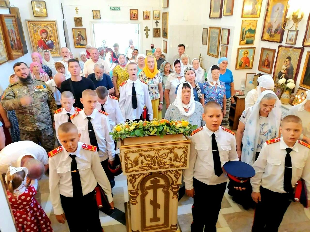 Кадеты и прихоане в Храме