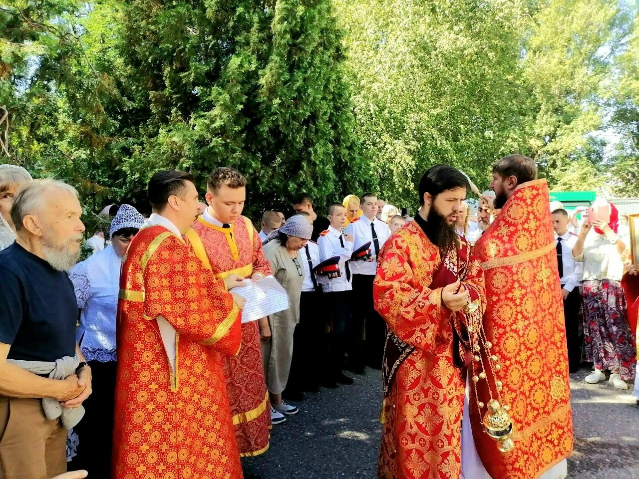 Кадеты у Храма