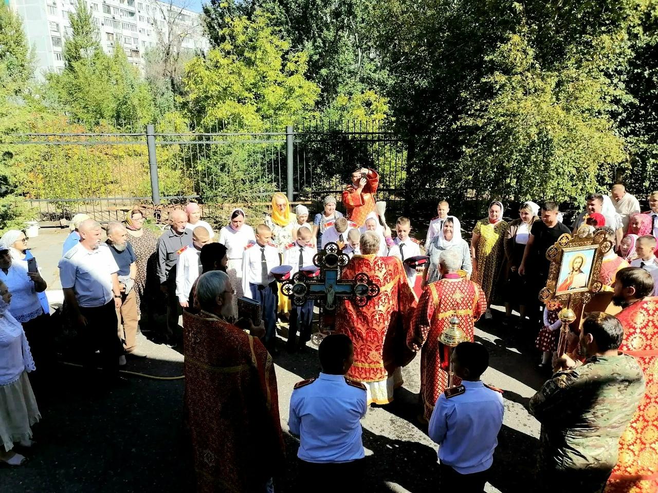 Все участники службы у Храма