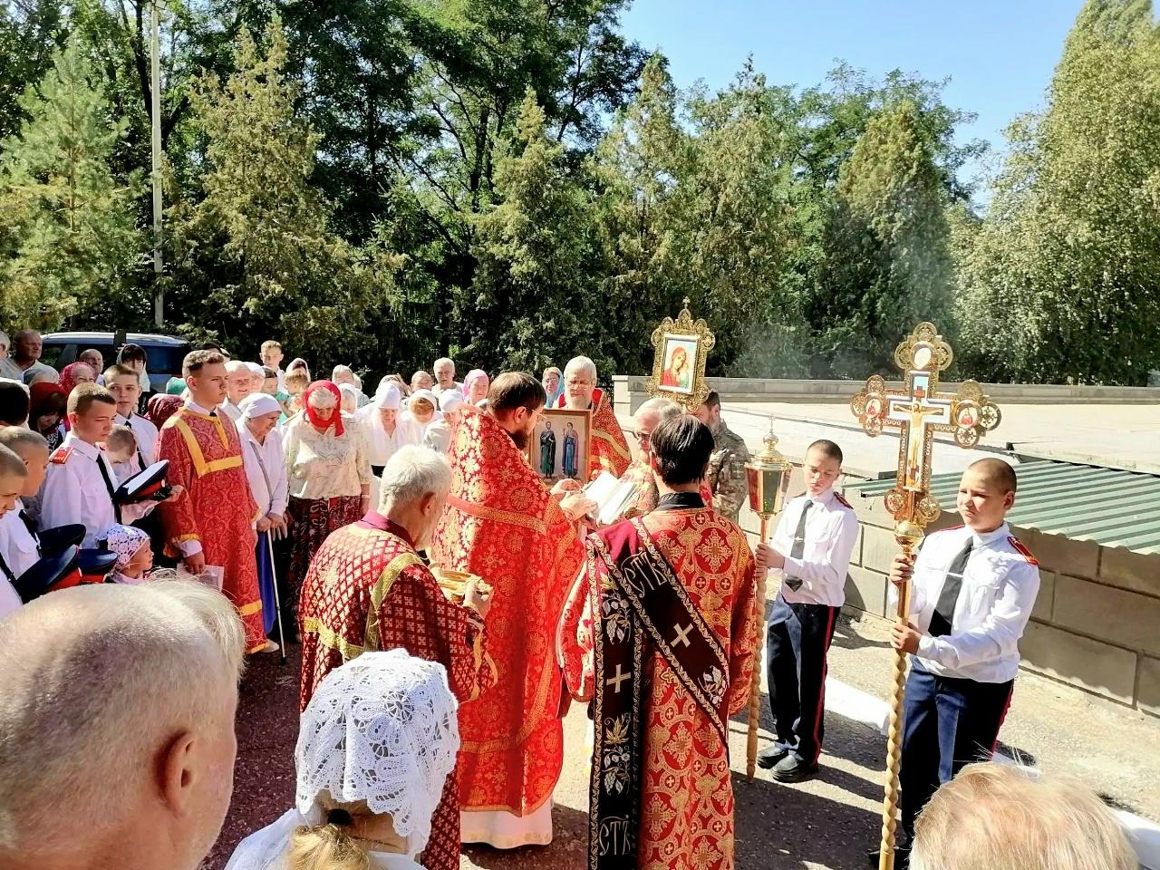 Все участники службы у Храма