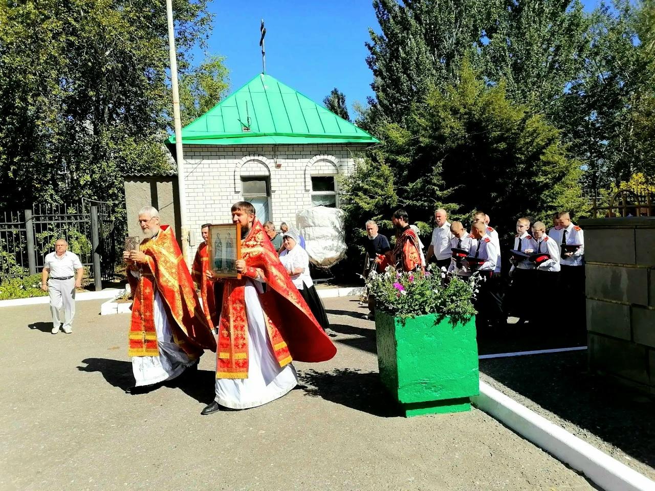 Шествие с иконой у Храма