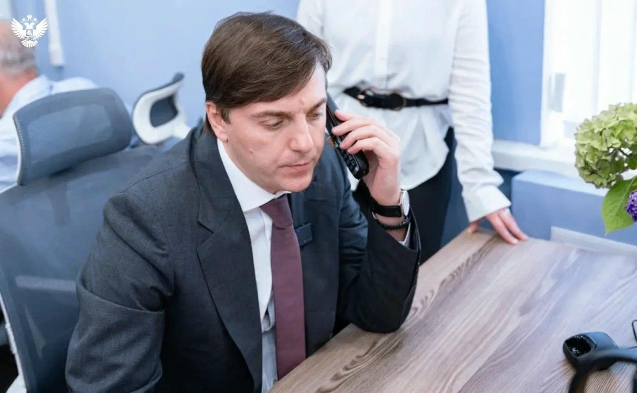 на фото Министр просвещения РФ С.Кравцов