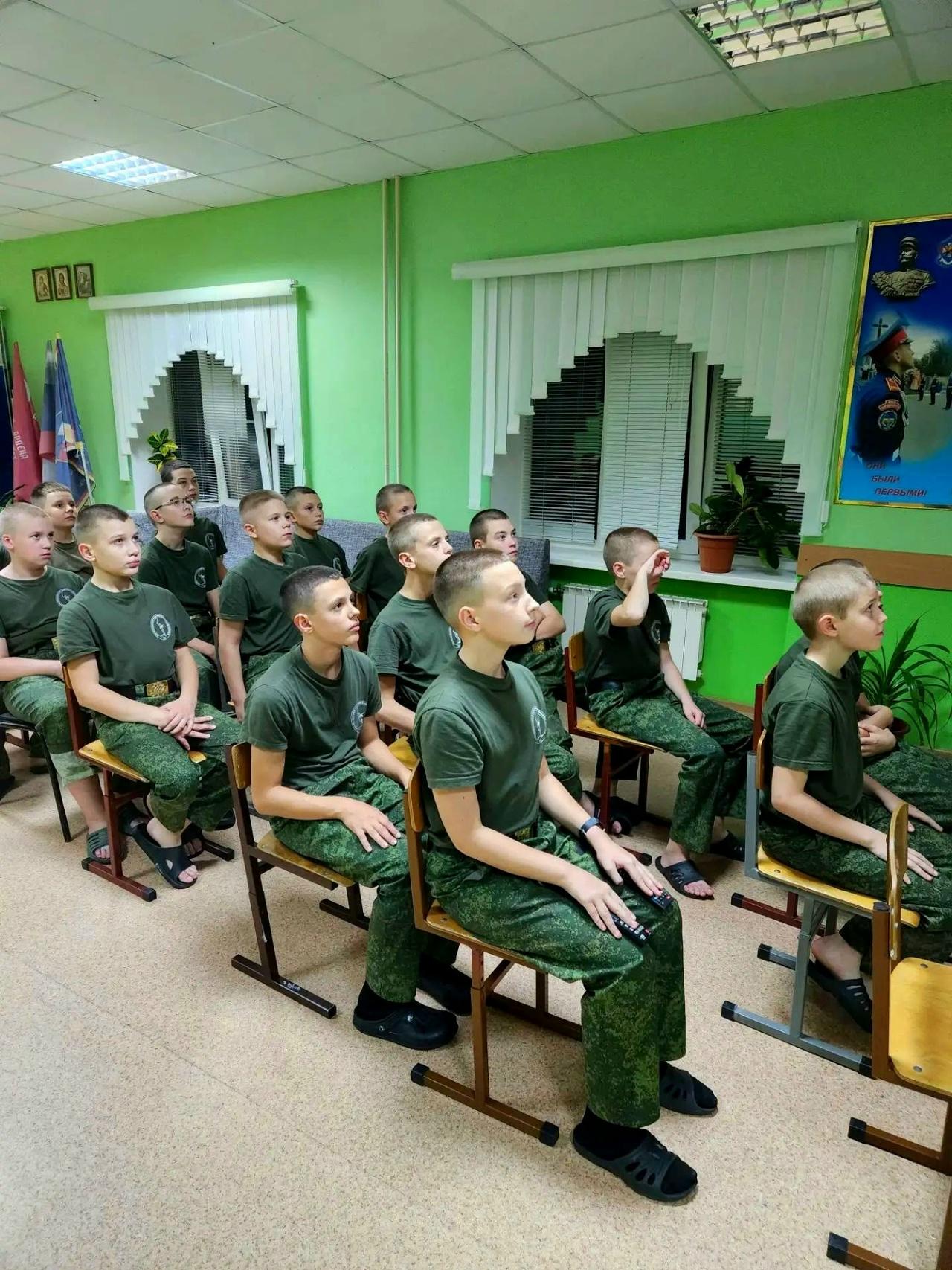 кадеты в классе на просмотре видео