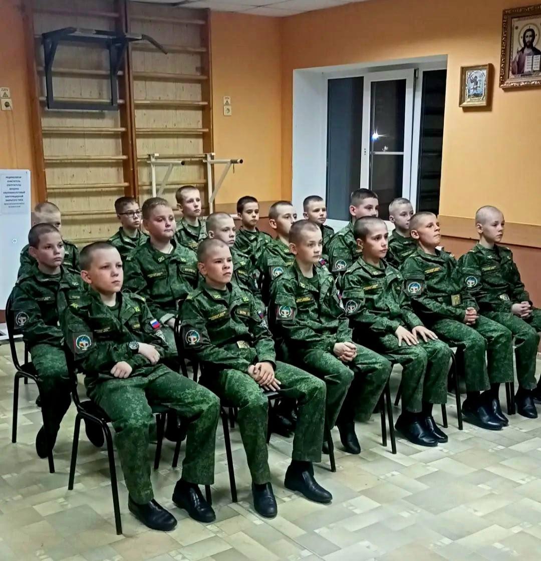 кадеты в классе на просмотре видео