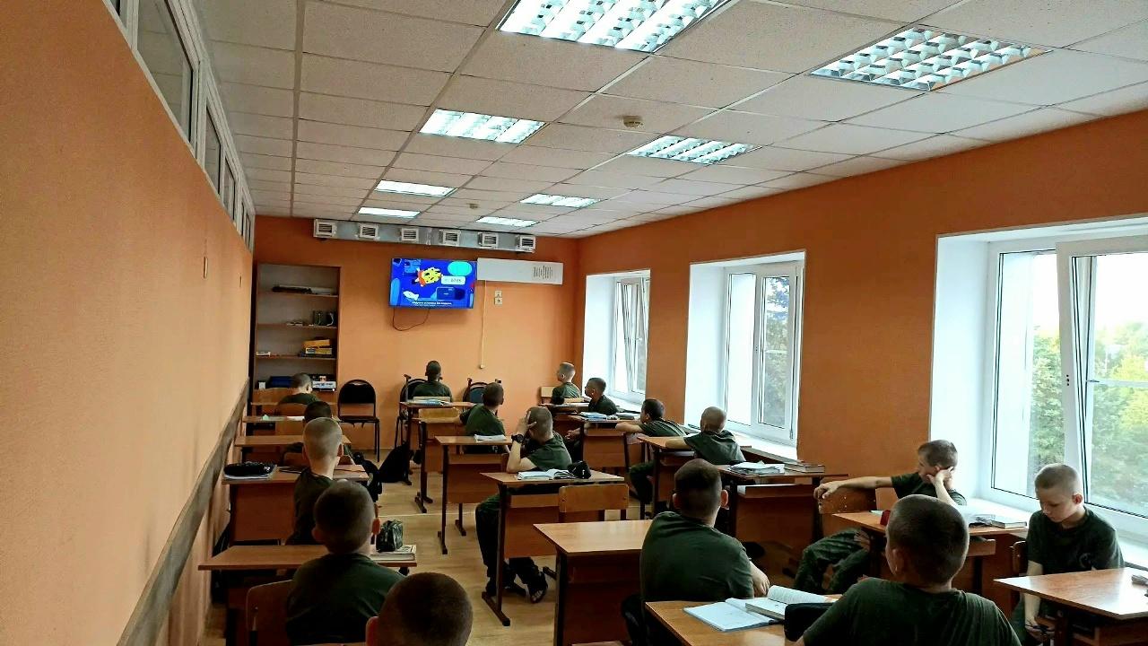 кадеты в классе на просмотре видео