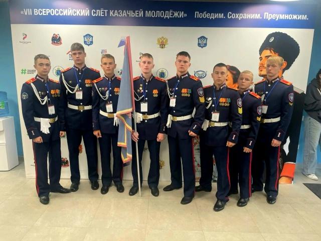 кадеты у банера слёта