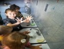 . дети подготовительной группы учат друг друга как мыть правильно руки