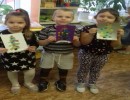 Аппликация "Новогодняя ёлочка" В группе с детьми были сделаны подарки для младших детей