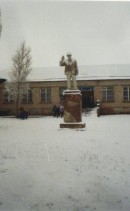 памятник В.И.Ленину у школы памятник В.И.Ленину у школы