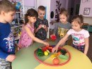 Воспитанники подготовительной группы № 1 Дидактическая игра "Овощи и фрукты"