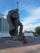 Городская акция "Цветы на граните" памятник героям Североморцам