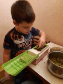 Акция ко дню доброты Шушпанов Макар помогает маме готовить салат