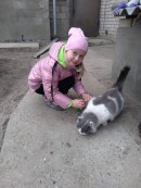 Акция ко дню доброты Дмитриева Оля кормит бездомного котика