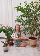 Акция ко дню доброты Камышникова Лиза помогает маме ухаживать за комнатными растениями