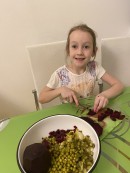 Акция ко дню доброты Завгороднева Диана помогает маме готовить салат