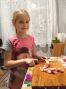 Любимый поварёнок Настя делает бутерброды.