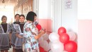 Торжественное открытие центра "Точка роста" Представитель РОО разрезает красную ленточку