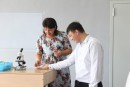 Работа с микроскопом Учитель биологии демонстрирует возможности микроскопа