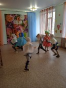Речка прячет ребятишек Речка матушка, спрячь нас