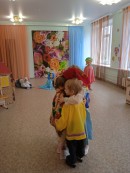 Вот и сказочке конец, а кто слушал, да смотрел-молодец! Прибежали Машенька с братцем домой, а тут и батюшка с матушкой воротилися.
