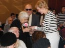 Памятную медаль вручает депутат городской думы Волгограда Вознесенская Елена Станиславовна 