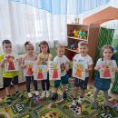Кукла Масленица Воспитанники средней группы передали своё творческое настроение в рисунке на тему "Кукла Масленица".
