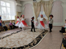 Танец в русских костюмах старшая группа